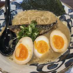 ラーメン・中＋煮玉子（950＋100円）