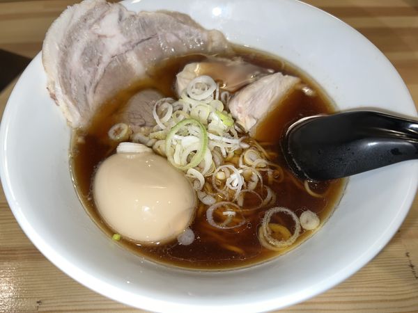 「鶏出汁しょうゆらぁ麺＋味付卵（850円）」@らぁ麺櫻井の写真
