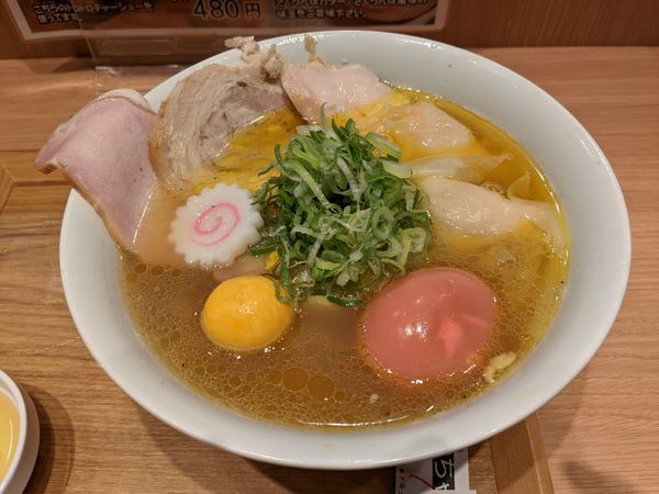 「【新旬屋本店】金の鶏中華 お得全のせ」@ラーメンWalkerキッチンの写真