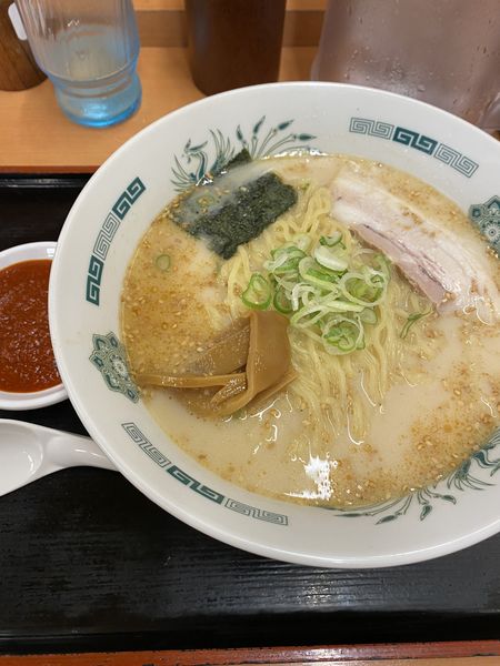 「とんこつラーメン(大盛)+秘伝の辛味噌」@日高屋 鴨居南口店の写真