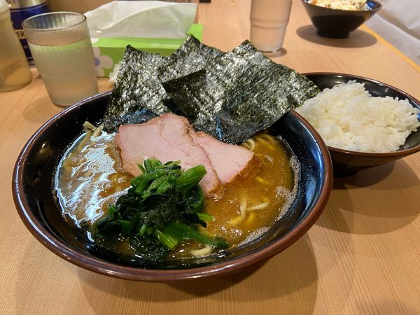 「ラーメン850円＋ライス100円」@輝道家直系 皇綱家の写真