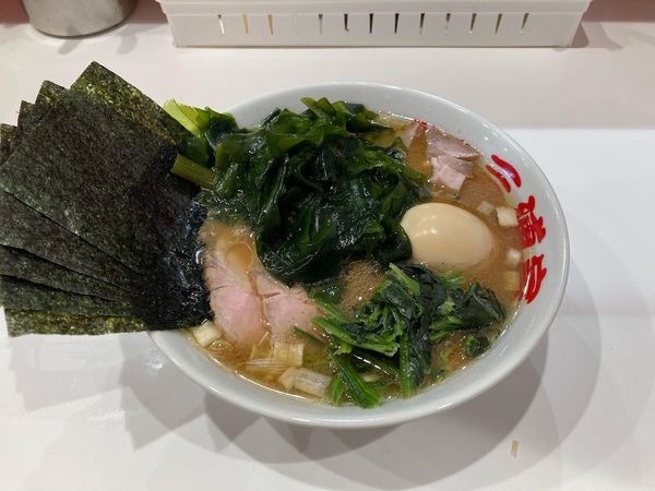「上ラーメン＋大船渡直送穂先わかめ」@ラーメン 三浦家の写真