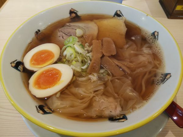 「ワンタンメン（煮たまご入）」@ワンタンメンの満月 三鷹店の写真