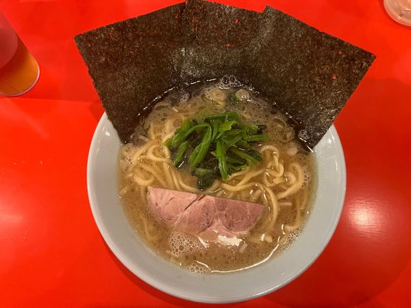 「豚骨醤油らーめん　800円」@武蔵家 沖縄本店の写真