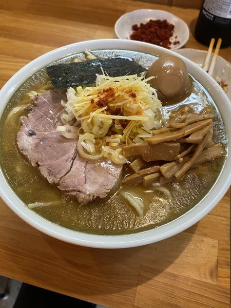 「塩ラーメン　中盛り　味玉　辛味　ビール」@自家製中華そば としおかの写真