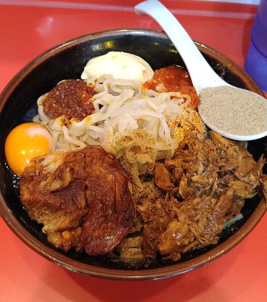 「冷やしまぜそばミニ+ほぐし豚､煮干し粉」@麺屋 桐龍 久喜店の写真