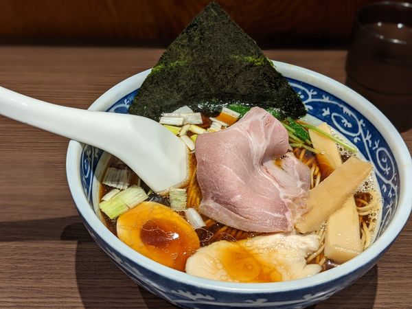 「煮干しそば（黑醤油）８２０円」@寿製麺よしかわ 坂戸店の写真