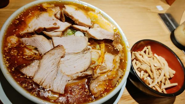 「辛味チャーシュー大(３辛)・メンマ(硬め) ￥1,450」@えっちゃんラーメン。 田町店の写真