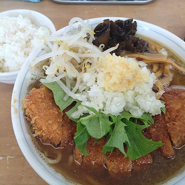 「背ガラとんこつカツに吸わせて③3000円、瓶ビール550円」@MENYA 食い味の道有楽の写真