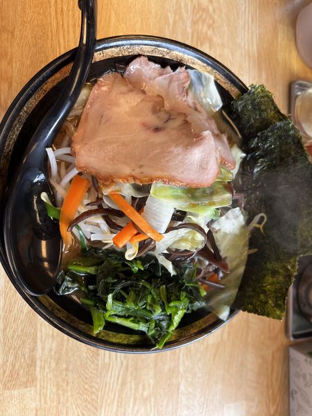 「ラーメン730円＋やさい150円」@ラーメンとむのの写真