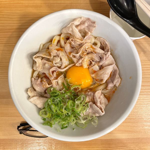 「（冷）肉たまぶっかけRED」@甚三 神田店の写真