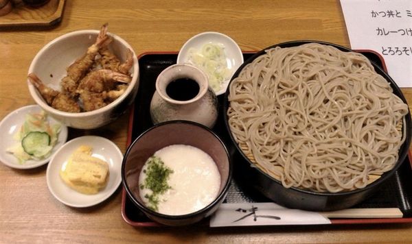 「とろろそばと小えび5本天丼(940円）」@そば処 白樺の写真