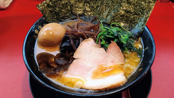 「ラーメン(麺硬め･味濃いめ)+味玉･海苔･木耳」@厚木家の写真