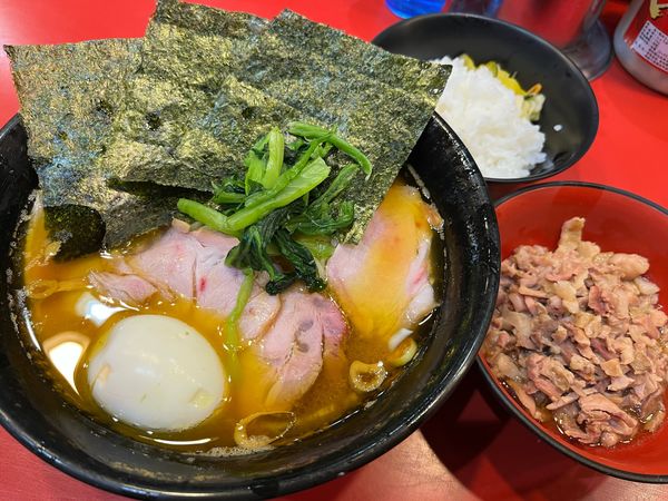 「中盛チャーシューメン+白玉くずれ+チャーシューまぶし　ライス」@家系総本山 ラーメン吉村家の写真