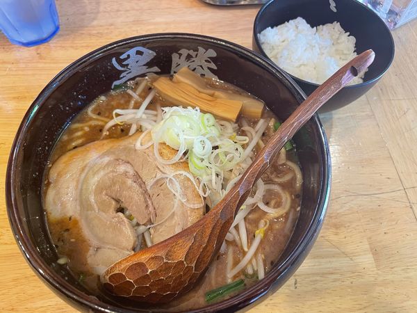 「味噌らーめん、半ライス」@味噌らーめん専門 黒勝の写真