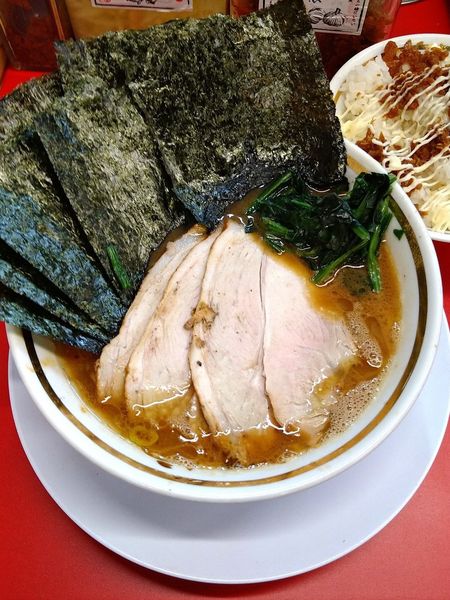 「ラーメン 750円＋チャーシュー 150円＋海苔 100円」@家系ラーメン王道家直伝 との丸家 船橋店の写真