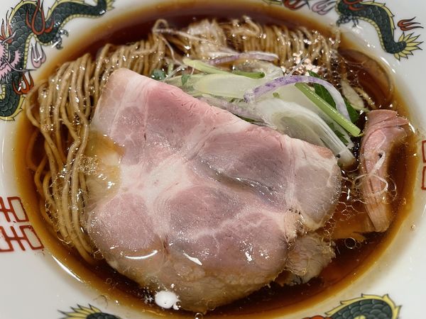 「醤油ラーメン 900円」@トーキョーニューミクスチャーヌードル 八咫烏 CHIKARABOの写真