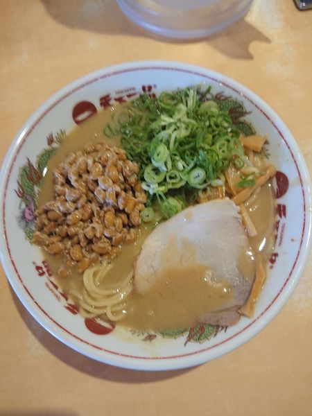 「納豆ラーメン 1010円＋トッピング納豆 120円」@天下一品 新宿西口店の写真