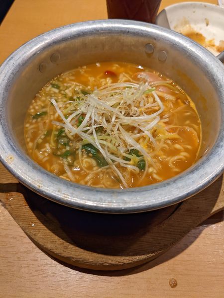 「【秋期間限定韓国フェア】辛ラーメンブラック」@焼肉きんぐ 岩槻店の写真