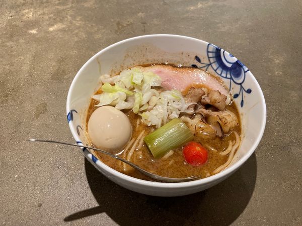 「重層ラーメン 焼豚 並盛(モツ増量,味玉トッピング)」@なまえのないラーメン屋の写真