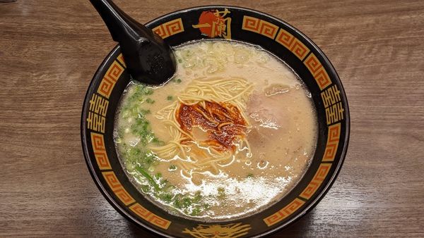 「天然とんこつラーメン（980円）」@一蘭 古賀SA店の写真