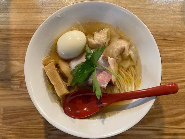 「特級中華そば(白醤油)」@自家製麺 くろ松の写真