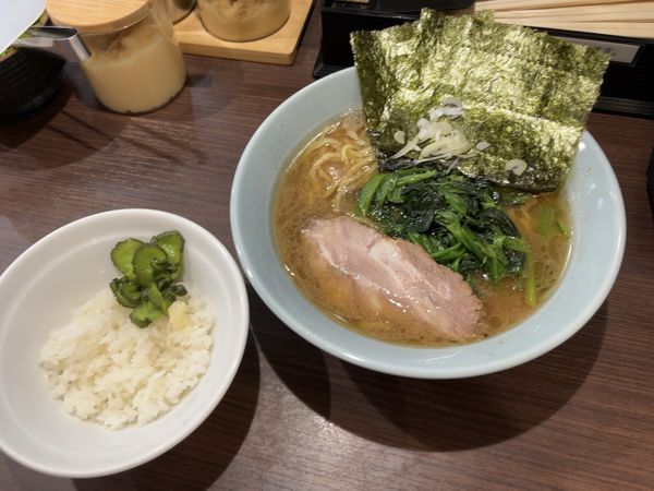 「らーめん＋半ライス」@横浜家系らーめん侍 渋谷本店の写真