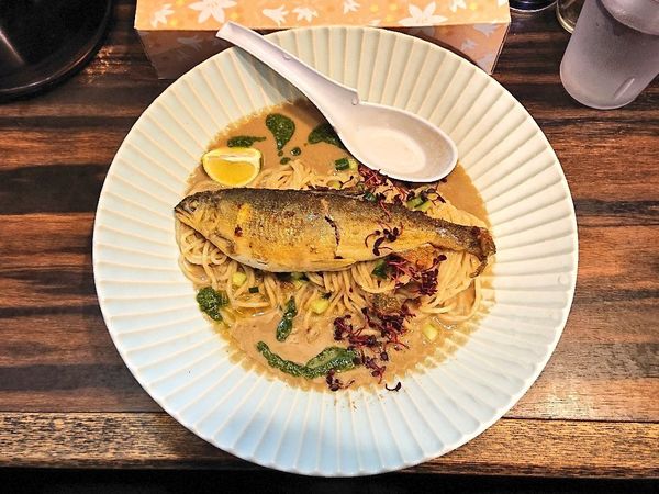 「子持ち鮎のコンフィとキノコの冷たい和えそば」@稲荷屋の写真