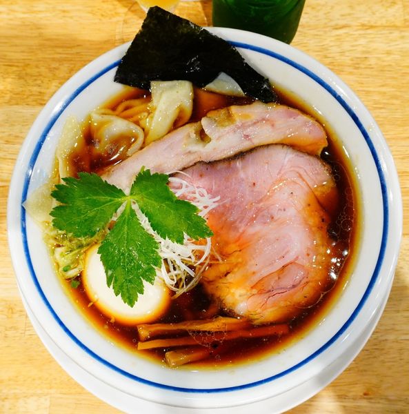 「煮玉子ワンタン（ハーフ）中華そば（醤油）＋ビール（小瓶）」@手打式超多加水麺 ののくらの写真