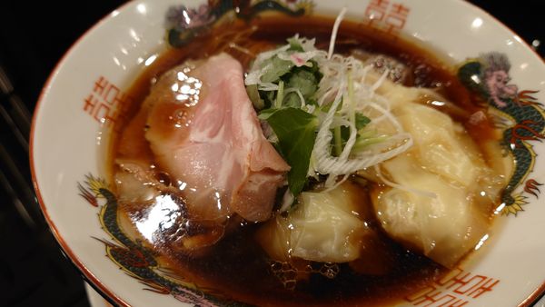 「醤油わんたん麺¥1100」@トーキョーニューミクスチャーヌードル 八咫烏 CHIKARABOの写真