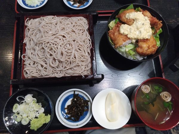 「日替わりランチ(鳥唐揚げ丼＆盛そば)：880円」@そば割烹 多賀家の写真