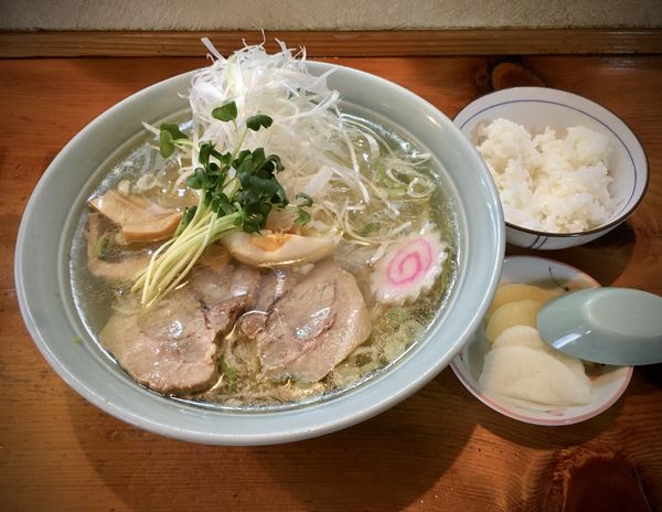 「塩ラーメン[半ﾗｲｽ､漬物ｻｰﾋﾞｽ](700¥)」@手打ちラーメン ふくべの写真