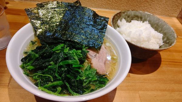 「ホウレン草ラーメン&サービスライス」@横浜家系ラーメン おか家の写真