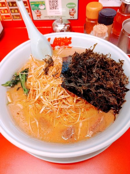 「正油ピリ辛ネギ中盛黒バラ海苔トッピング」@ラーメン山岡家 四日市采女店の写真