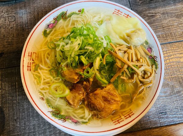 「【限定】秋鮭出汁のカラテ式ソーキそば 中＋鮭ワンタン＋はらこ飯」@ラーメン カラテキッドの写真