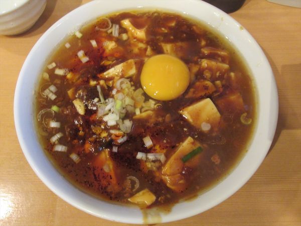 「マーボーメン（麺少なめ）（900円）＋生卵（50円）」@YOKOHAMA中華そば かみ山の写真