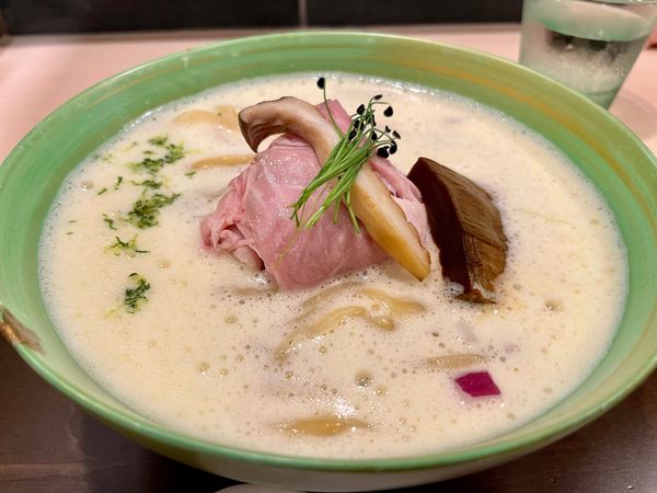 「限定湘南どりの濃密黄金泡鶏白湯」@手打麺祭 かめ囲の写真