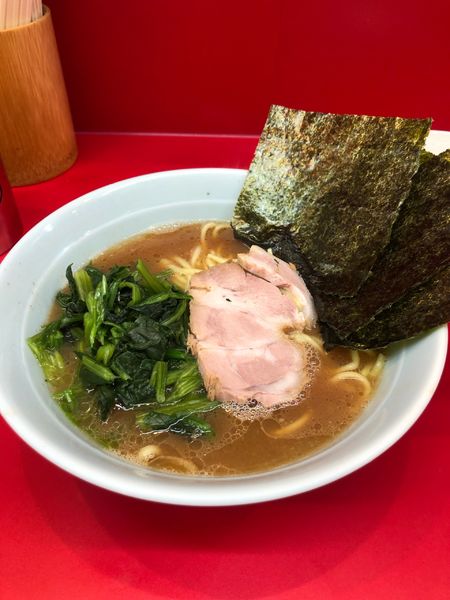 「ラーメン680円+ほうれん草100円」@横浜ラーメン 武蔵家 大井町店の写真