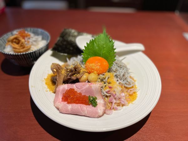 「「自家製唐墨と窯あげしらすのまぜそば」¥1350と白飯¥150」@酒肴場 屯の写真