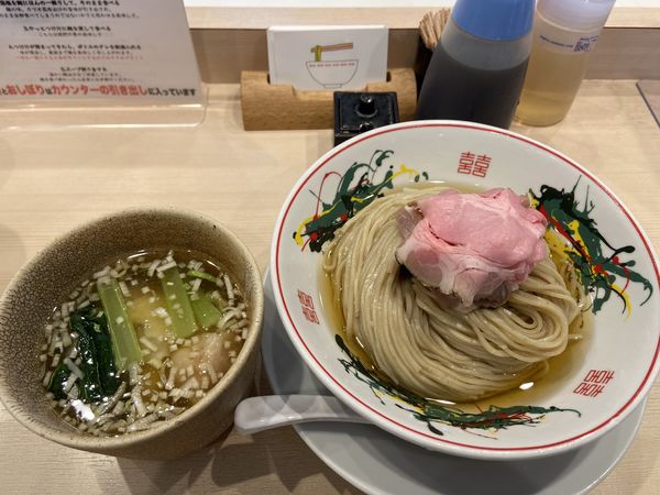 「鰹昆布水つけめん（250g）肉ワンタン2個＋海老ワンタン2個」@つけめん金龍の写真