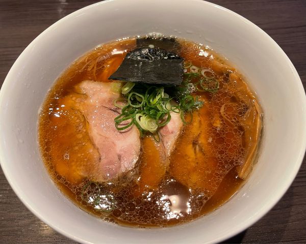 「醤油チャーシュー麺大盛」@支那そばや 本店の写真