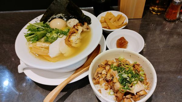 「特製あっさり・麺大盛・メンマ・鶏めし・紀州南高梅」@鶏そば かぐら屋 上野御徒町店の写真