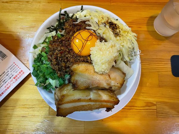 「天下統一　ニンニク　野菜増し　焦がしチーズ」@らーめん まるはちの写真