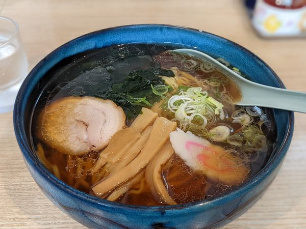 「醤油ラーメン　495円＋大盛165円」@西華の写真