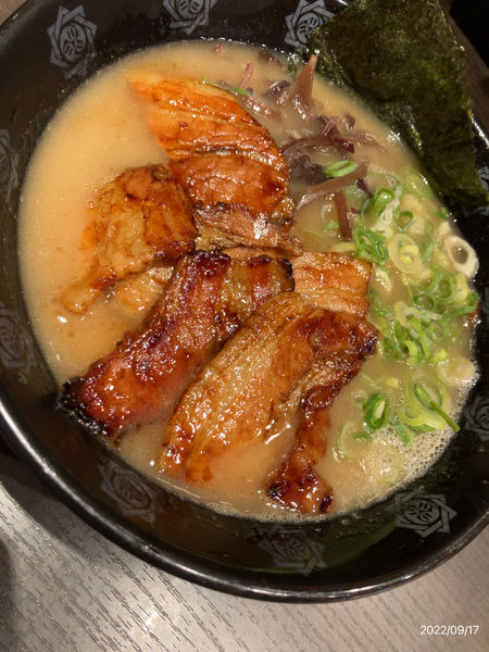 「照り焼きチャーシュー麺(1,100円)」@とんこつらーめん俺式 純 東京ラーメンストリート店の写真