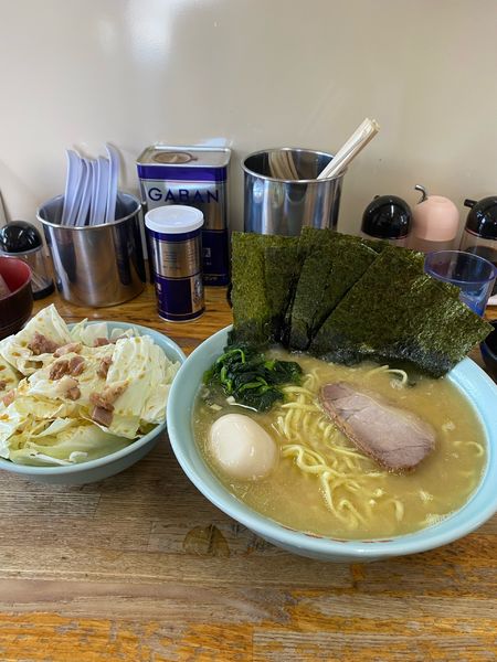 「ラーメン中盛、海苔、サービスたまご、キャベチャー」@六角家 本店の写真