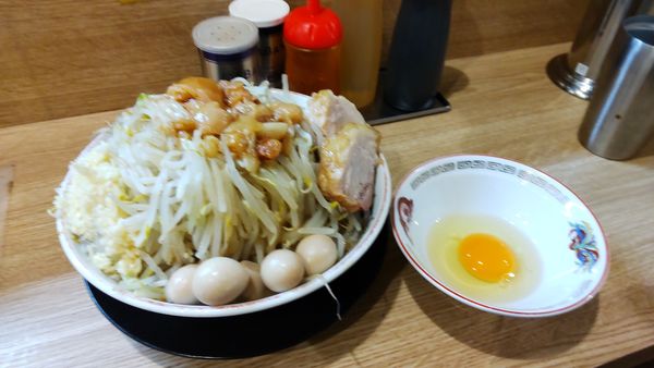 「ミニラーメン＋生卵＋うずらの卵」@豚山 幡ヶ谷店の写真