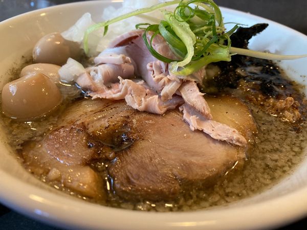 「Swallow  Ramen（背脂と煮干しの燕三条風らぁ麺）+刻」@中華蕎麦 志の写真