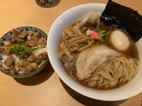 「特製醤油+チャーシューご飯 1600+500」@らぁ麺 恋泥棒の写真