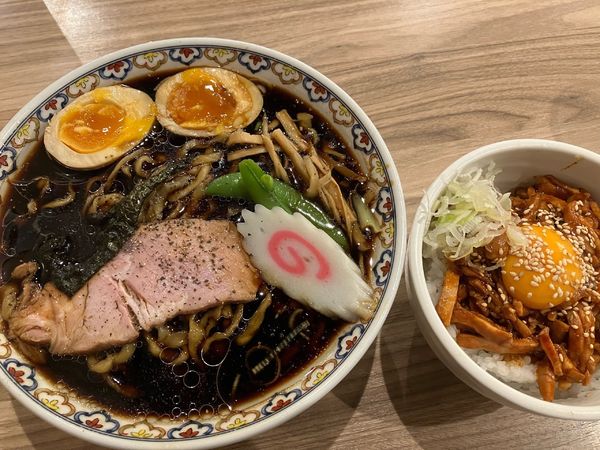 「ブラック　味玉　手打ち平縮れ」@くじら食堂 nonowa東小金井店の写真